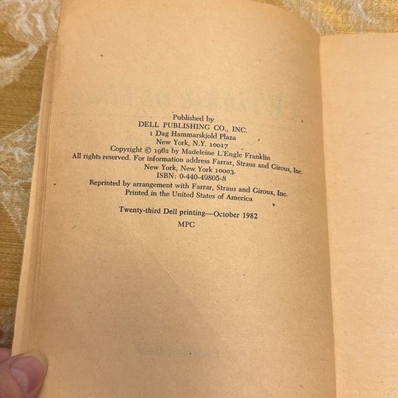 ⛱️2/$5⛱️A Wrinkle in Time Newberry Award Winning Classic, age wear - Picture 6 of 7